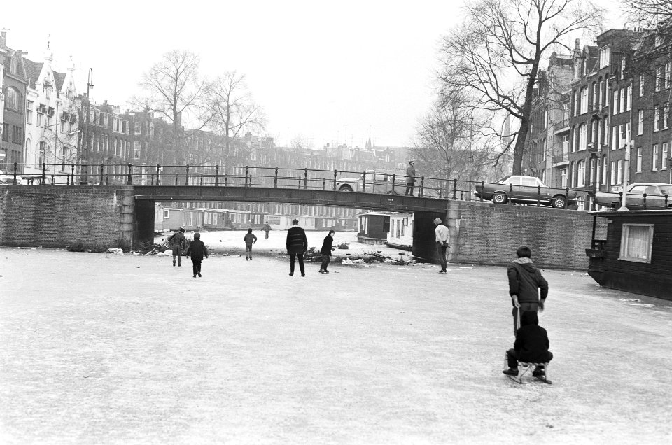 Kinderen schaatsen op grachten, Amsterdam, Bestanddeelnr 924-1496