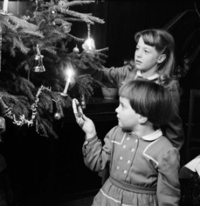 Kinderen rond de kerstboom, Bestanddeelnr 934-5756