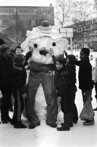 Kinderen met aangeklede sneeuwpop, Bestanddeelnr 930-0911