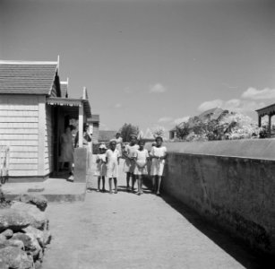 Kinderen op straat in het dorp Windwardside op Saba, Bestanddeelnr 252-8260