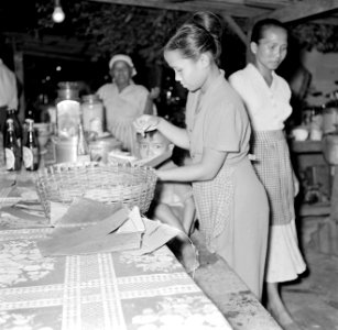 Keuken op een Javaans feest in Paramaribo, Bestanddeelnr 252-2595