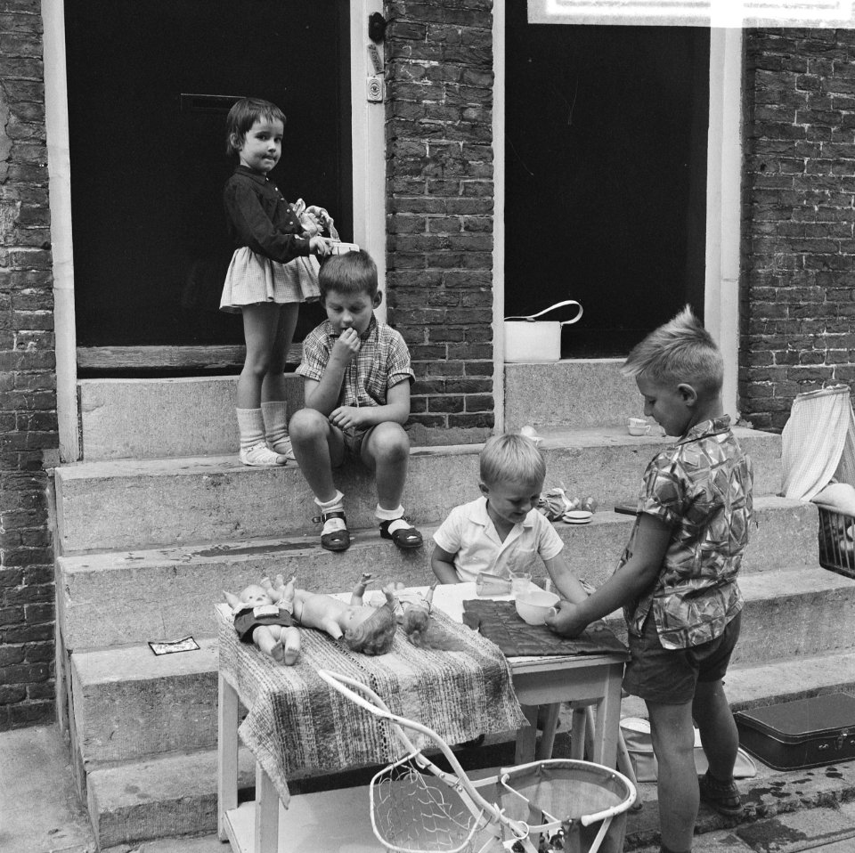 Kinderen spelen Vader en Moedertje op straat, met theeserviesje, tafeltje, wie, Bestanddeelnr 914-7403