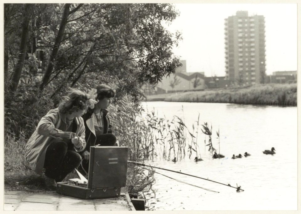 Keuring van het water in de Europavaart door medewerkers van de Keuringsdienst van waren. NL-HlmNHA 54011410