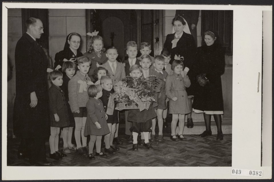 Kinderen met bloemen, die zullen worden aangeboden aan de Koningin, Bestanddeelnr 049-0382