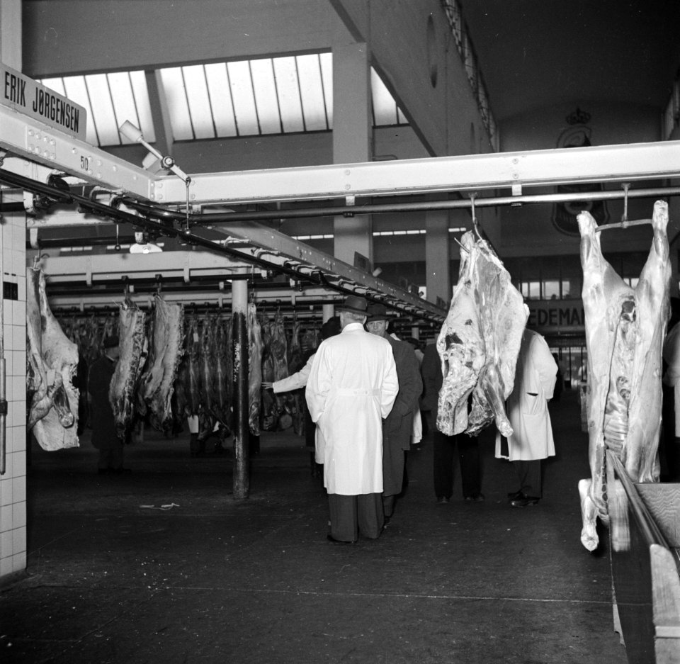 Keuring van het vlees aan de slachtlijn van de vleeshallen in het deel waar vark, Bestanddeelnr 252-9059