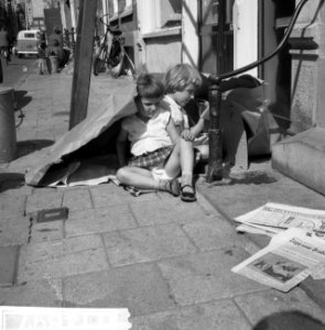 Kinderen maken tent van papier, Bestanddeelnr 911-4897