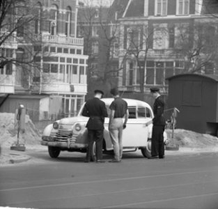 Keuring op oude personenautos door politie te Amsterdam, Bestanddeelnr 915-0580