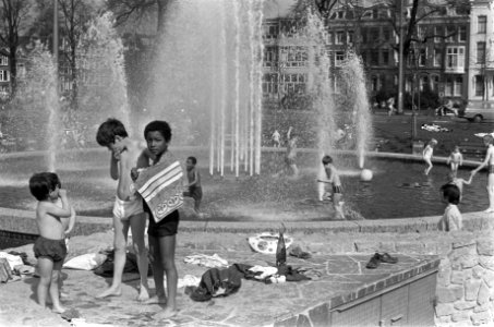 Kinderen in de fontein, Frederiksplein, Bestanddeelnr 922-2736