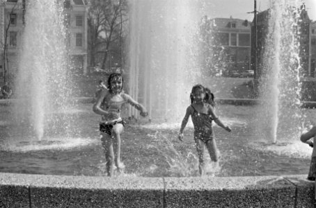 Kinderen in de fontein, Frederiksplein, Bestanddeelnr 922-2733