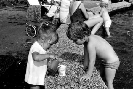 Kinderen spelen in fontein Frederiksplein, Amsterdam, Bestanddeelnr 923-5837