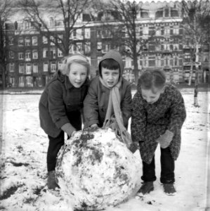 Kinderen spelen in de sneeuw in het Sarphatipark (Amsterdam), Bestanddeelnr 909-3130