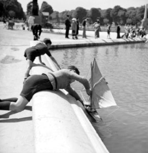 Kinderen spelen met bootjes in een van de vijvers van de Jardin du Luxembourg, Bestanddeelnr 254-2133