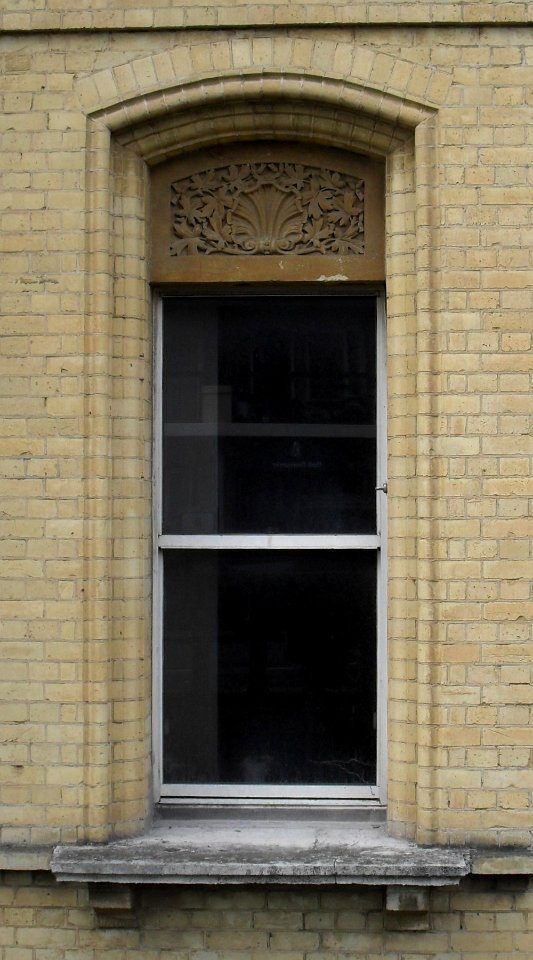 Kings House (Former SEEBOARD Headquarters), Queen's Gardens, Hove (NHLE Code 1205528) (August 2010) (Window)