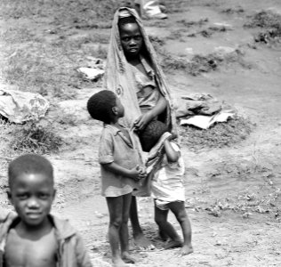 Kinderen in een Angolees vluchtelingenkamp ten noorden van Kinshasa, Bestanddeelnr 926-7738