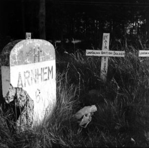 Kilometersteen Arnhem 6 km Daarnaast een houten kruis met het opschrift AIR U, Bestanddeelnr 900-4345