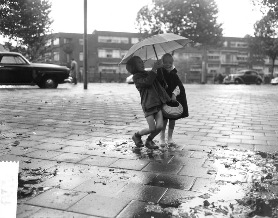 Kinderen in de regen met paraplu, Bestanddeelnr 913-0703