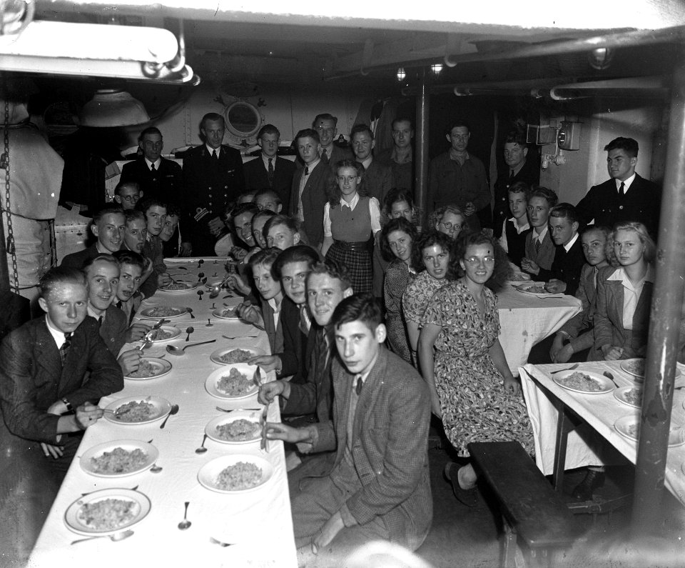 Kinderen bezoeken H. Ms. Van Kinsbergen te Rotterdam, Bestanddeelnr 902-8346
