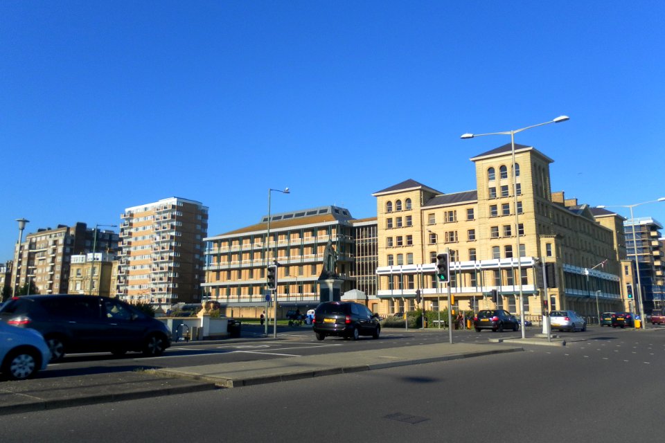 Kings House (Former SEEBOARD Headquarters), Queen's Gardens, Hove (NHLE Code 1205528) (July 2012) (1)