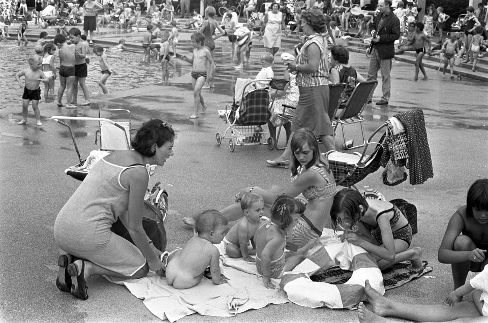 Kinderen bij de speelvijver van het Beatrixpark te Amsterdam, Bestanddeelnr 920-4849
