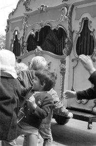 Kinderen bij een draaiorgel, Bestanddeelnr 924-6714