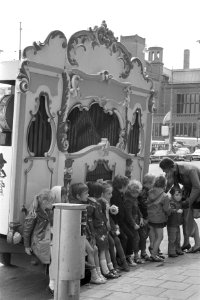 Kinderen bij een draaiorgel, Bestanddeelnr 924-6715