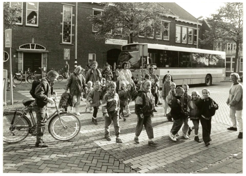 Kinderen bij Kardinaal Alfrinkschool. NL-HlmNHA 54035340