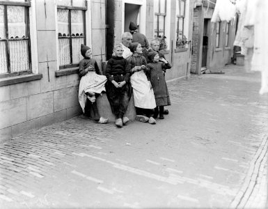 Kinderen rondom een waterput in een straatje in Volendam, Bestanddeelnr 252-0677 photo