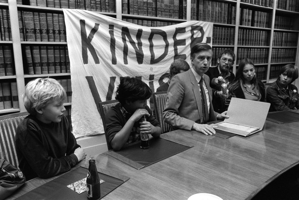 Kinderen, kamervoorzitters, spandoeken, alternatieve troonredes, Bestanddeelnr 932-3786