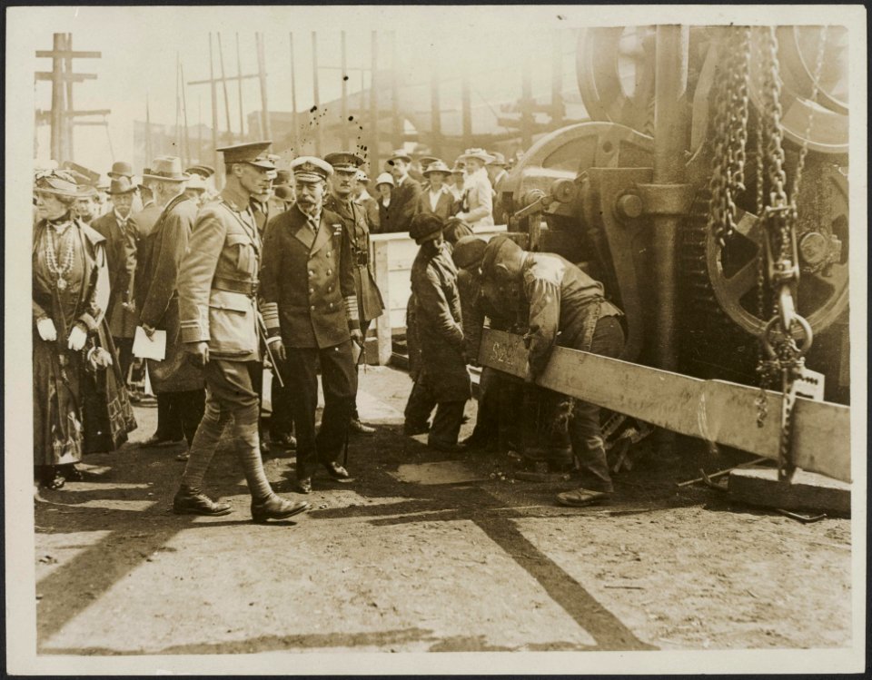 King watching workmen in one of the yards., Bestanddeelnr 158-1944
