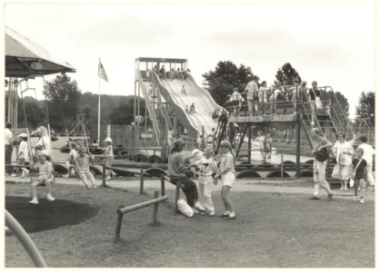 Kinderen in Speeltuin Linnaeushof. NL-HlmNHA 54023521