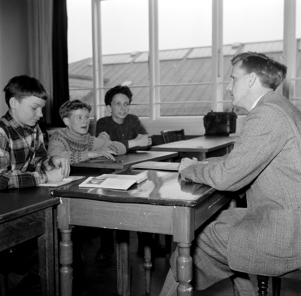 Kinderen krijgen onderwijs in de school van het koninklijk Deens ballet, Bestanddeelnr 252-9213