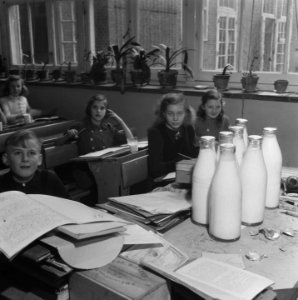 Kinderen krijgen melk op school, Bestanddeelnr 901-4808