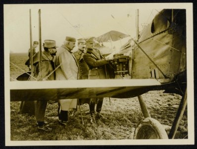 King of Montenegro having a part of a plane shown to him, Bestanddeelnr 158-0976
