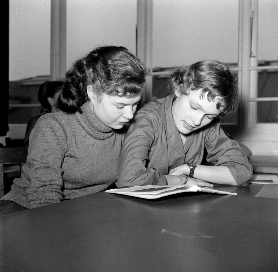 Kinderen krijgen onderwijs in de school van het koninklijk Deens ballet, Bestanddeelnr 252-9219