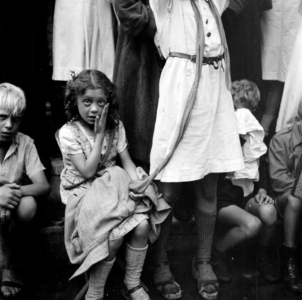 Kinderen langs de kant van de weg, Bestanddeelnr 900-5017
