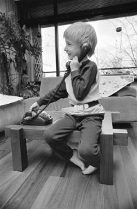 Kind telefoneert, Bestanddeelnr 932-0982