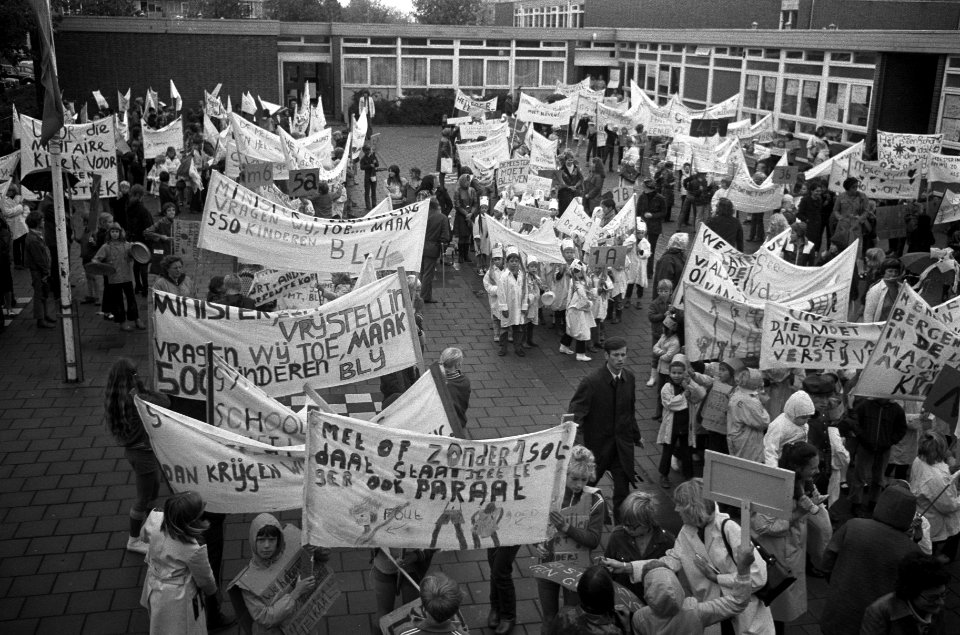 Kinderen, ouders en onderwijzers demonstreren tegen in dienst gaan van gymnastie, Bestanddeelnr 925-0427