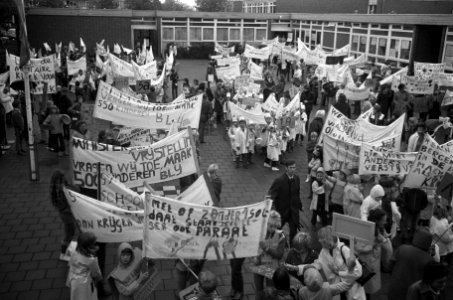 Kinderen, ouders en onderwijzers demonstreren tegen in dienst gaan van gymnastie, Bestanddeelnr 925-0427