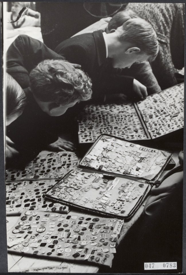 Kinderen, beurzen, collecties, speldjes, stands, Mw. Groos, Bestanddeelnr 047-0783