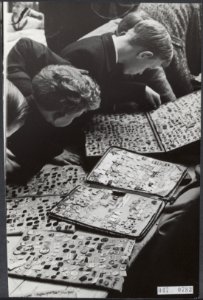 Kinderen, beurzen, collecties, speldjes, stands, Mw. Groos, Bestanddeelnr 047-0783