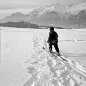 Kind met ski's in de sneeuw met op de achtergrond het Karwendel-gebergte, Bestanddeelnr 254-4360