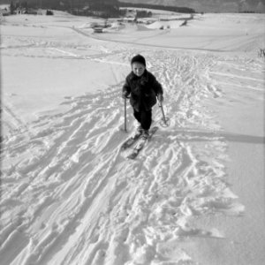 Kind met ski's in de sneeuw, Bestanddeelnr 254-4361 photo