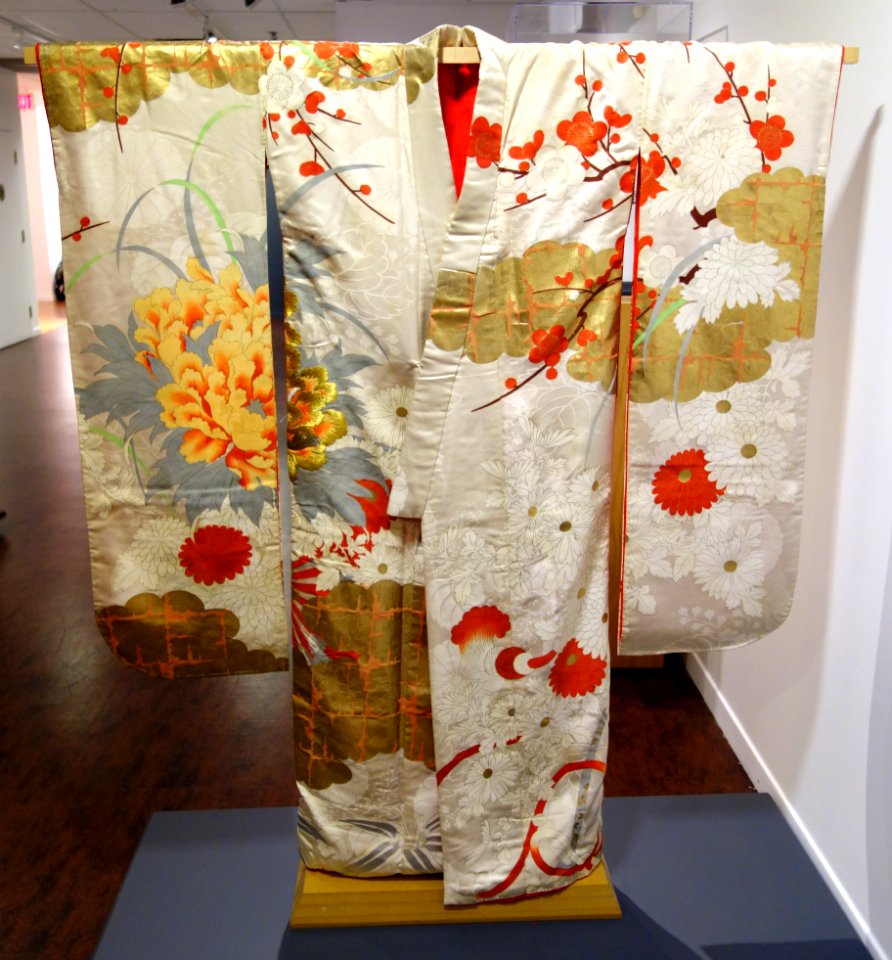 Kimono (furisode) probably used as a theatrical costume, view 1, Japan, early to mid 20th century, silk, gold and silver thread, gold dust - Textile Museum of Canada - DSC00867