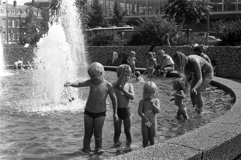 Kinderen met klik klak in fontein Amsterdam, Frederiksplein, Bestanddeelnr 924-8323