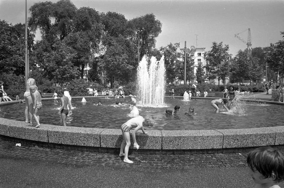 Kinderen in fontein op Frederiksplein te Amsterdam, Bestanddeelnr 925-7348