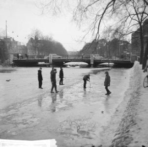 Kinderen op het ijs op de Stadhouderskade, Bestanddeelnr 914-7090