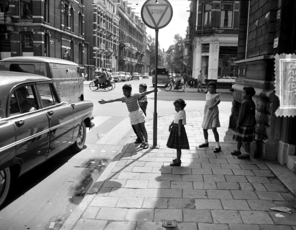 Kinderen in het verkeer te Amsterdam. De oversteek, Bestanddeelnr 907-9558