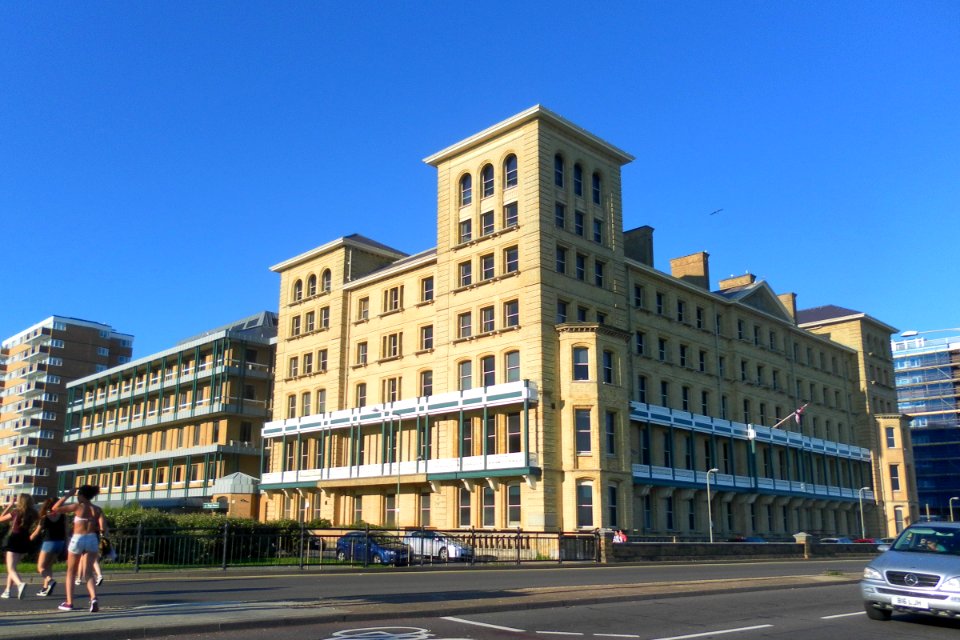 Kings House (Former SEEBOARD Headquarters), Queen's Gardens, Hove (NHLE Code 1205528) (July 2012) (2)