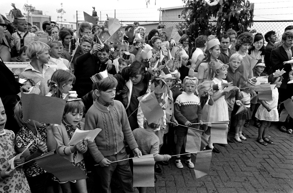 Kinderen met vlaggetjes staan vooraan, Bestanddeelnr 922-5612