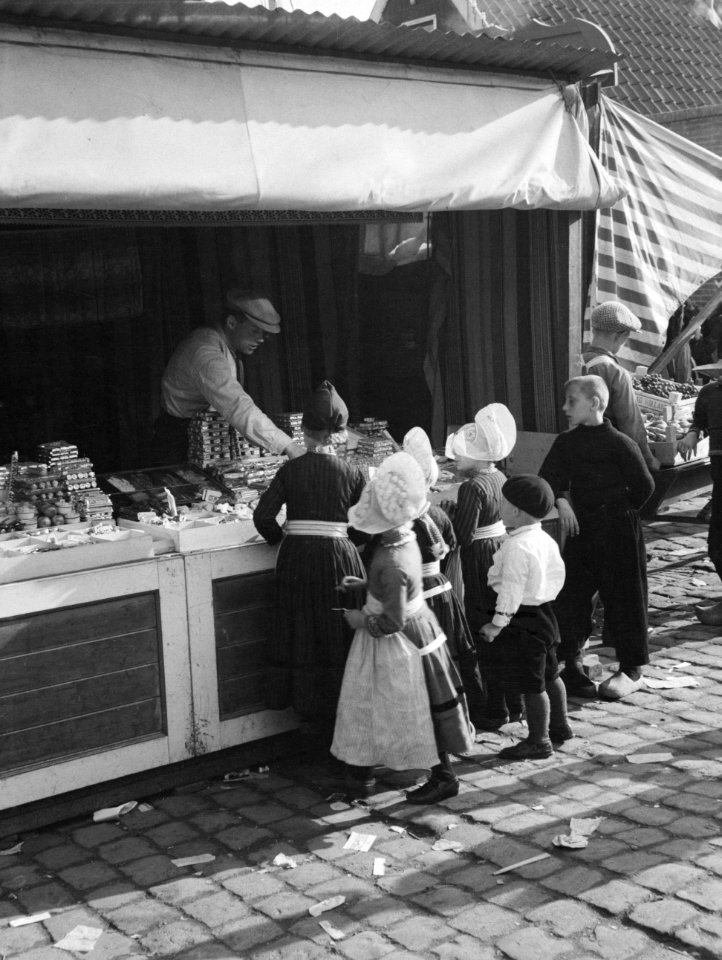 Kinderen in klederdracht bij marktkraam in Volendam, Bestanddeelnr 190-1078
